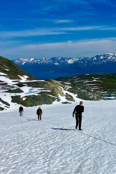 Alpinisme en cordée de 3 personnes en Norvege