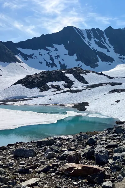 Lac dans les montagnes dans les Alpes de Lyngen