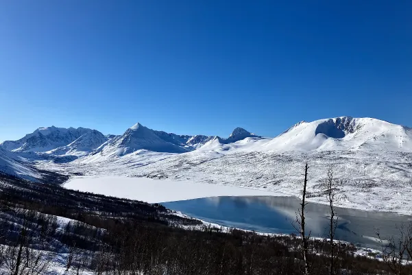 Vue lors d'une randonnée dans les alpes de Lyngen