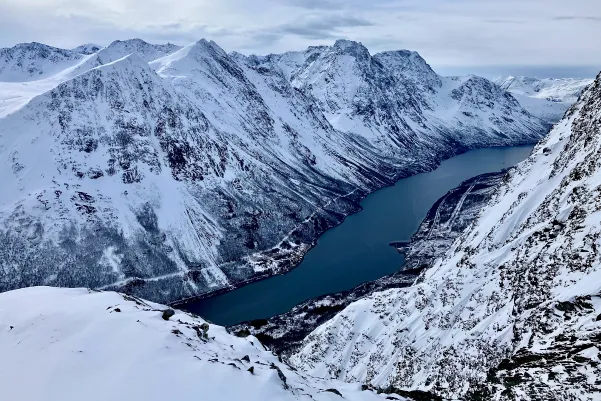 Vue des Alpes de Lyngen depuis un sommet