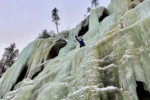 Escalade sur glace pour débutants en laponie finlandaise