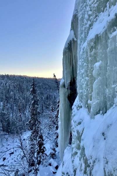 Cascade de glace en laponie finlandaise