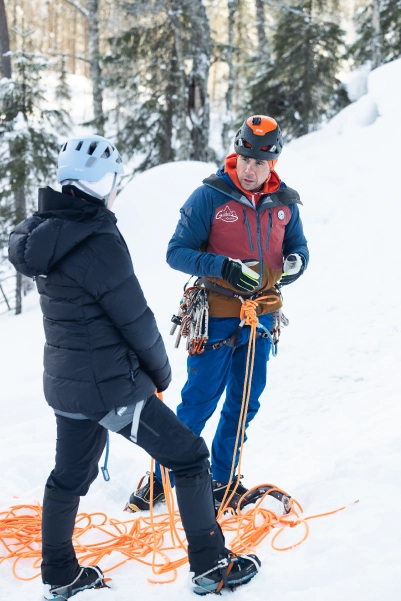 Guide privé pour une sortie escalade sur glace en laponie Finlandaise