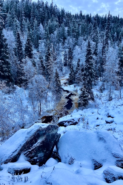 Paysages vus depuis la randonnée du canyon de korouoma, avec un guide